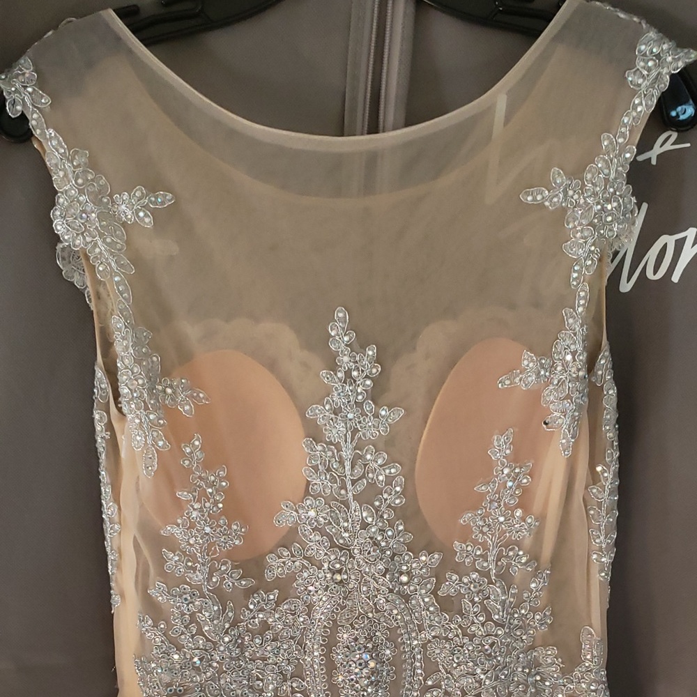 White Gown / Wedding Dress - Picture 7 of 8